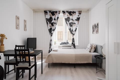 Bed, TV and multimedia, Dining area