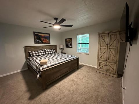 Bed, TV and multimedia, Bedroom