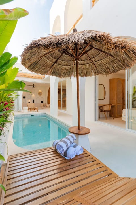 Swimming pool, sunbed