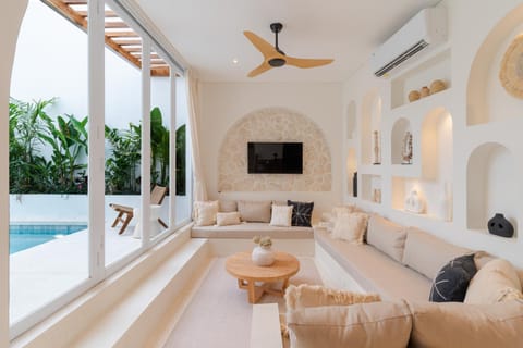 TV and multimedia, Living room, Pool view