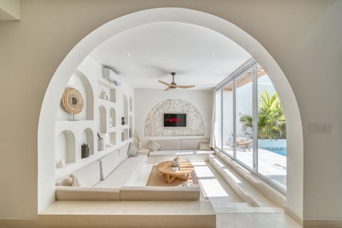 TV and multimedia, Living room, Pool view
