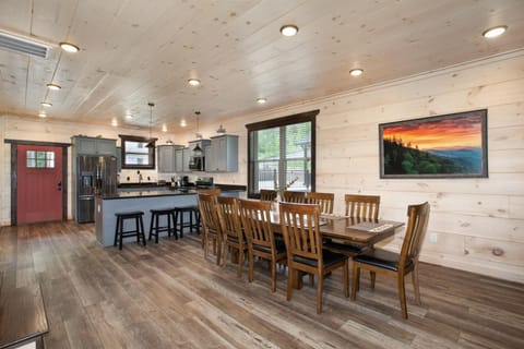 Creekside Paradise Hot Tub Arcade Games NEAR PF House in Pigeon Forge