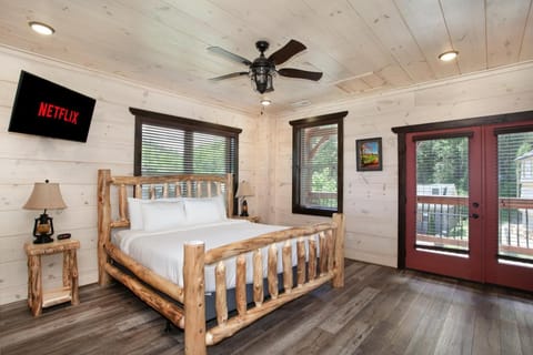 Creekside Paradise Hot Tub Arcade Games NEAR PF House in Pigeon Forge