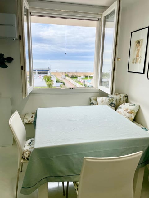 View (from property/room), Photo of the whole room, Dining area, Sea view