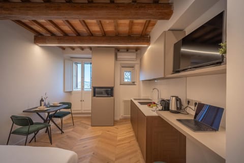 Coffee/tea facilities, Kitchen or kitchenette, Photo of the whole room, Dining area, Evening entertainment, internet, oven, stove, kitchen