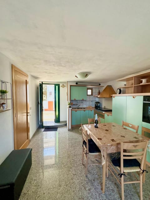 Kitchen or kitchenette, Dining area, stove