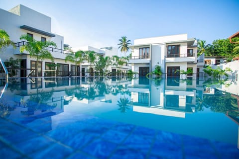 Property building, Day, Pool view, Swimming pool, sunbed
