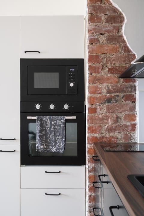 Kitchen or kitchenette, oven, kitchen