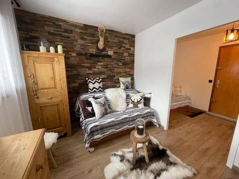 Bed, Seating area