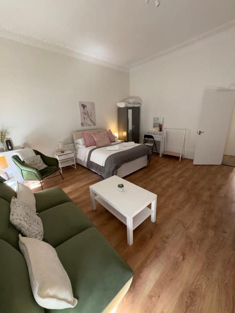 Bed, TV and multimedia, Living room, Photo of the whole room, Seating area, Bedroom