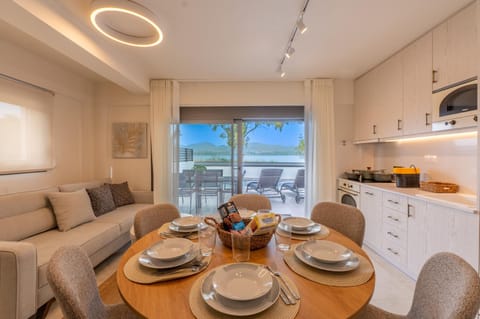 Coffee/tea facilities, View (from property/room), Kitchen or kitchenette, Living room, Seating area, Dining area, Food, Swimming pool, stove