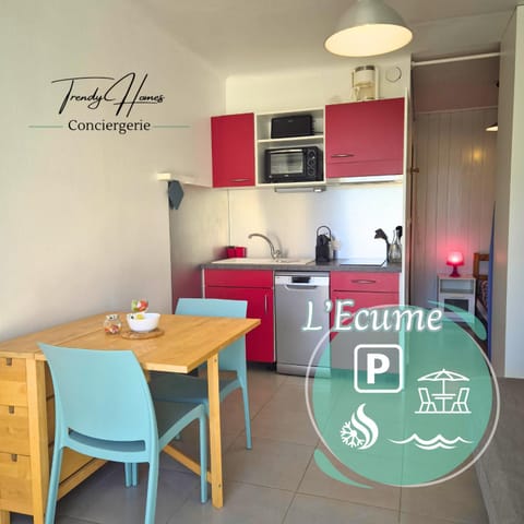 Seating area, Dining area, concierge, kitchen