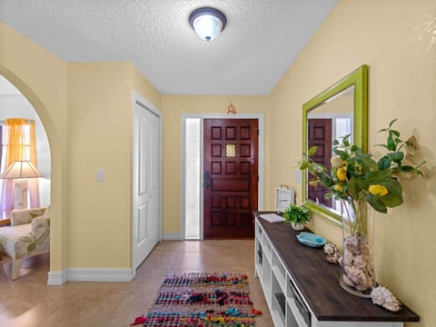 Serene & Spacious Family Haven- Pool Lounges BBQ House in Port Charlotte