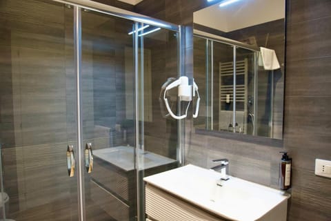 Shower, Bathroom, towels