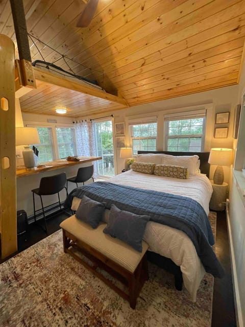 Bed, Photo of the whole room, Dining area, Bedroom