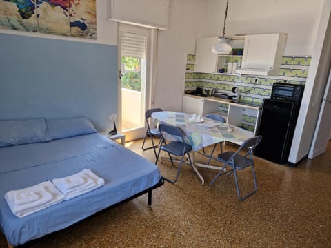 Bed, Kitchen or kitchenette, Dining area, stove