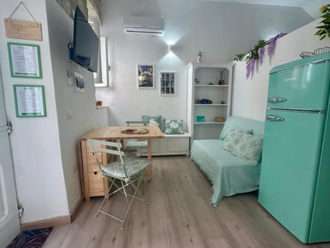 Kitchen or kitchenette, Seating area, Dining area