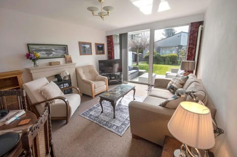 Beautiful attractive house free parking near Airport House in Edinburgh