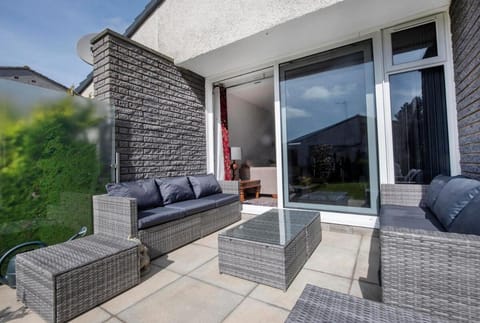 Beautiful attractive house free parking near Airport House in Edinburgh