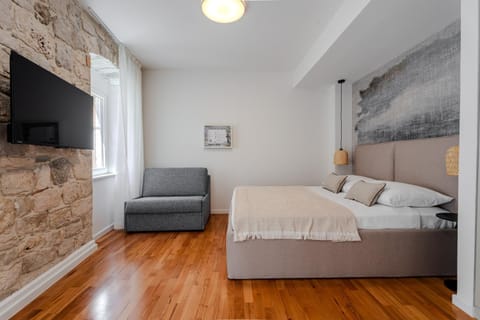 Bed, TV and multimedia, Bedroom