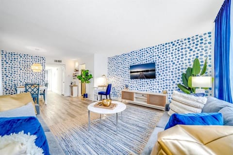 Great for Large Gatherings Sleeps 17 PalmWaveStays Apartment in Coconut Creek