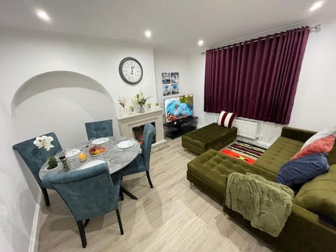TV and multimedia, Living room, Seating area, Dining area