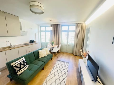 TV and multimedia, Kitchen or kitchenette, Living room, Seating area