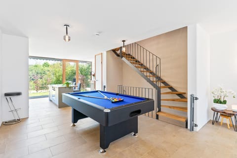 Billiard, Game Room