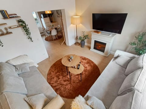 Communal lounge/ TV room, TV and multimedia, Living room, Seating area, Evening entertainment