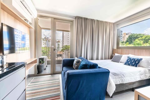 Bed, TV and multimedia, View (from property/room), Balcony/Terrace, Photo of the whole room, Seating area, Bedroom