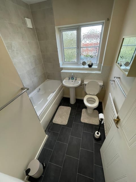 Shower, Toilet, Bathroom, Bath, towels