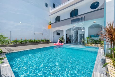 Property building, Day, Pool view, Swimming pool, Swimming pool, Sports