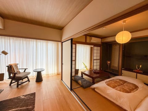 Bed, Seating area