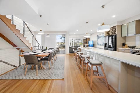 Kitchen or kitchenette, Living room, Seating area, Dining area