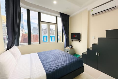Bed, TV and multimedia, air conditioner