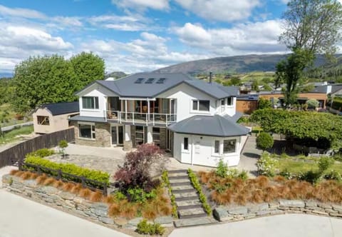 Property building, Natural landscape, Garden, Garden view, Mountain view