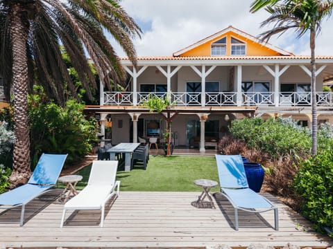 Property building, Spring, Day, Garden, View (from property/room), Balcony/Terrace, Seating area, Garden view, sunbed