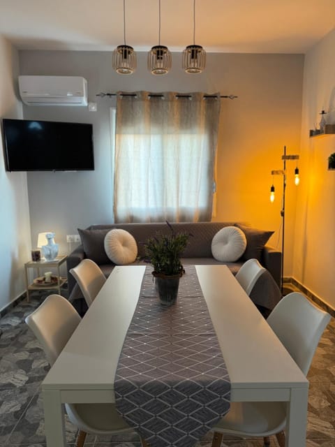 Communal lounge/ TV room, TV and multimedia, Living room, Seating area, Dining area, Evening entertainment, air conditioner