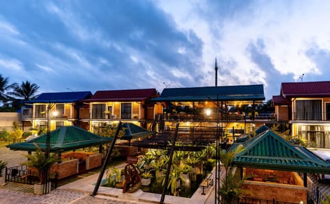 Property building, Garden, Evening entertainment, Mountain view, Street view