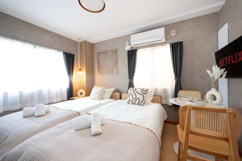 Bed, TV and multimedia, Bedroom, towels, air conditioner