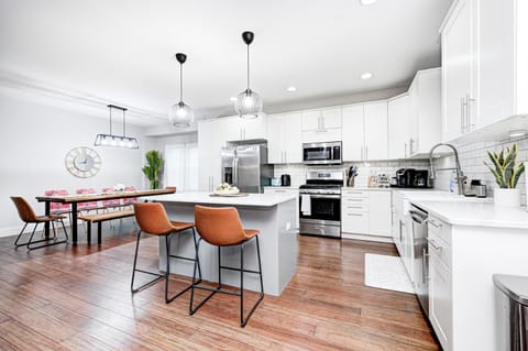 Kitchen or kitchenette, Dining area, oven, stove