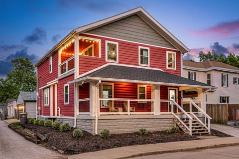 Indy Getaway - 5BR - Sleeps 16 - Arcade games - Perfect for families and groups House in Indianapolis