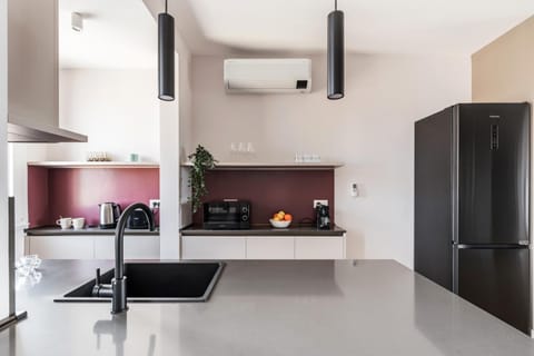 Coffee/tea facilities, Kitchen or kitchenette, microwave, oven, stove, air conditioner