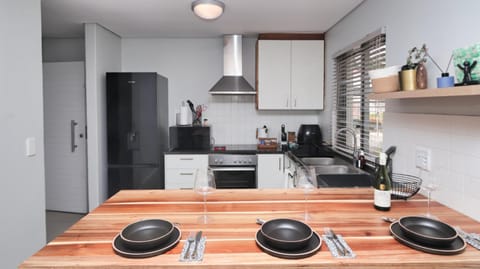 Coffee/tea facilities, Kitchen or kitchenette, Dining area, oven, stove, toaster