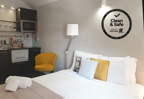Bed, Kitchen or kitchenette, Bedroom