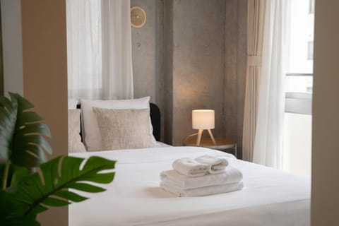 Bed, Bedroom, towels