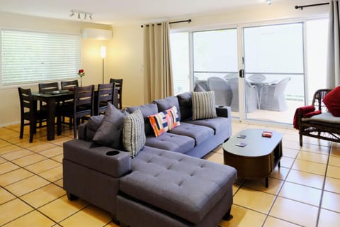 TV and multimedia, Living room, Seating area, Dining area, air conditioner