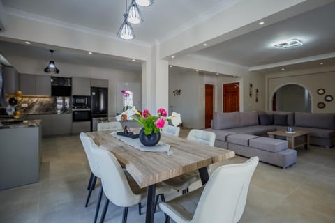 Kitchen or kitchenette, Living room, Seating area, Dining area