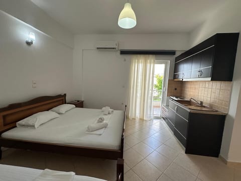 Bed, Kitchen or kitchenette, Photo of the whole room, Bedroom, towels