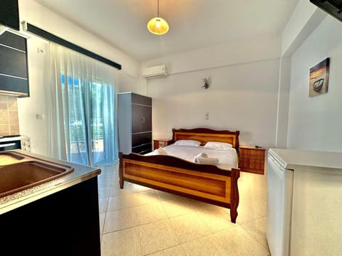 Bed, Kitchen or kitchenette, Photo of the whole room, towels, air conditioner